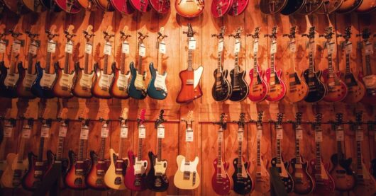 ギターがたくさん並ぶ楽器店の売り場