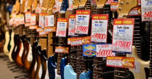 初心者向けエレキギターが並んでいる様子