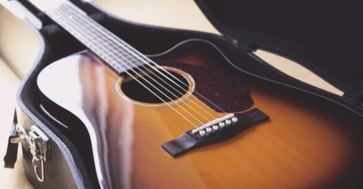 アコースティックギターとエレキギターを比較して悩む初心者