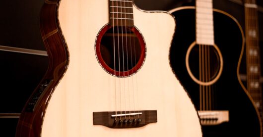 初心者向けアコースティックギターが並んでいる様子